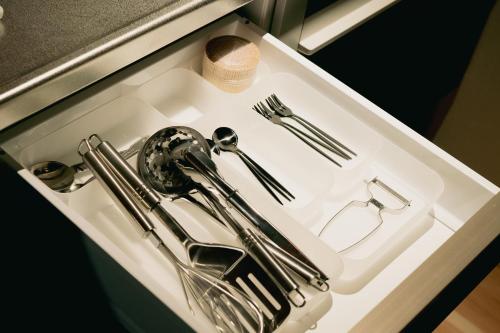 a white sink with silver utensils in it at 帰々Kiki in Yamatokoriyama