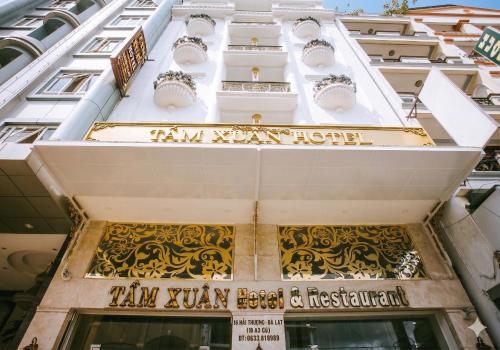 a view of the front of the ram van hotel at New Hampton Suits-Tam Xuan Centre Hotel in Da Lat