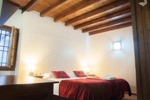 1 dormitorio con 1 cama con manta roja en Apartamento Serrano Gran Vía Centro, en Granada