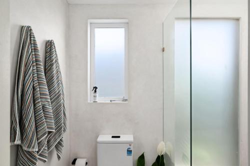 ein Badezimmer mit Glasdusche und Toilette in der Unterkunft Lemon Tree Studio in Beechworth