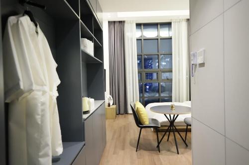 ein kleines Zimmer mit einem Tisch und einem Fenster in der Unterkunft 루나스카이돔 구 스페이스앤무드 in Busan
