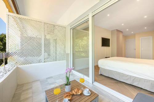 Charming apartment with a terrace and pool views