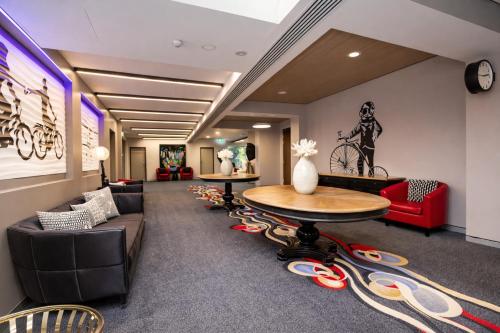 a lobby with a waiting room with a table and chairs at Alexandra Hills Hotel in Cleveland