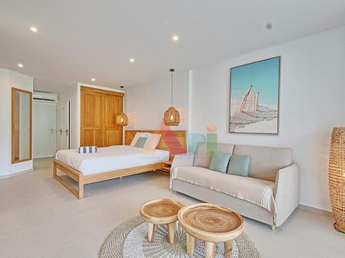 a living room with a bed and a couch at Suite studio à Anse Marcel - 2 pers. - FR-1-734-87 in Marigot