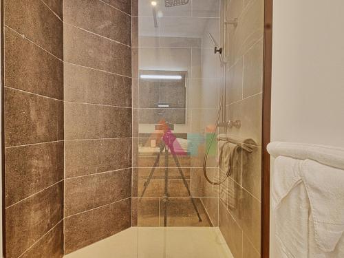 a shower with a glass door in a bathroom at Suite studio à Anse Marcel - 2 pers. - FR-1-734-87 in Marigot