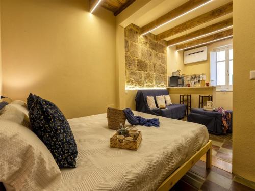 a room with a bed and a living room at Monolocale in centro storico in Alghero