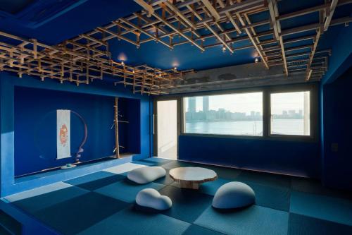 a room with blue walls and a table and chairs at Art House HINODE 10 people 3 minutes from the station Art and Tokyo Bay spectacular ocean view in Tokyo