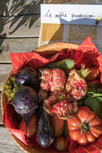 a basket of vegetables on a table with a sign at Agriturismo La Coccinella in Valfabbrica