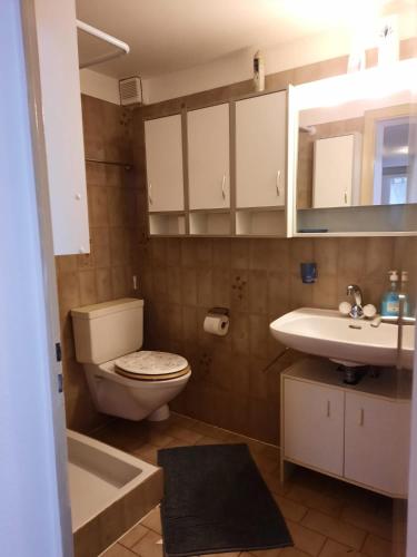 ein Badezimmer mit Toilette und Waschbecken in der Unterkunft Namastè Ca Biasca in Biasca