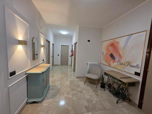 a hallway with a desk and a chair in a room at Casa a Pennello Bed & Breakfast - Dove l'arte incontra l'ospitalità in San Benedetto del Tronto