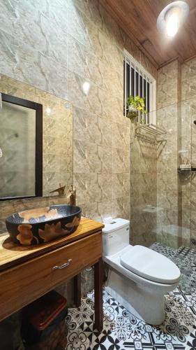 a bathroom with a sink and a toilet at Hoàng Doji de Villa in Thôn Dương Xuân Hạ
