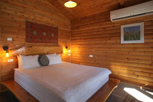 Katil atau katil-katil dalam bilik di Assaf Boutique Winery & Cabins