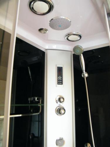 een badkamer met een spiegel en verlichting aan het plafond bij Appartamento Vacanze I Provenzali in Bordighera