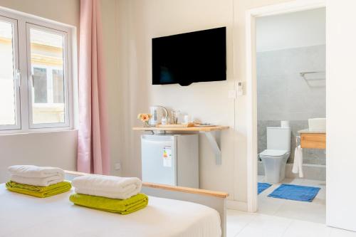 a room with a bed with two towels on it at Bois Bleu Bed And Breakfast in Tamarin