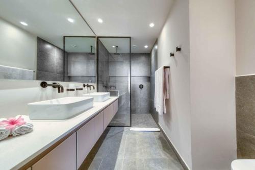a bathroom with two sinks and a shower at Domaine d'Anbalaba in Ruisseau Créole