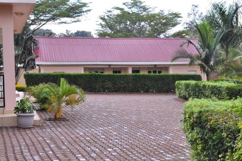 Dream Palace Hotel Mbaleにある庭