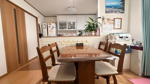 a kitchen with a table and chairs in a room at 東京田園平安旅館 in Kawaguchi