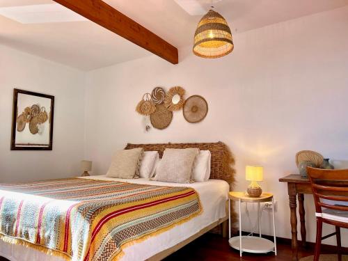 a bedroom with a bed and a table at Wellbeing guesthouse Casa é Connosco in Alvaiázere