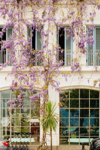 Rooms Hotel Batumi — Property building