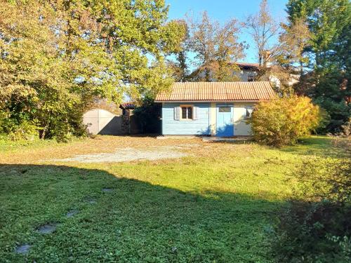 a small white house in the middle of a yard at Karsolina in Štanjel