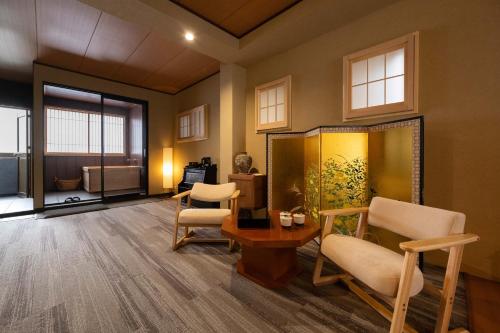 a waiting room with chairs and a mirror at Ryokan Suzuri 旅館 すずり in Tokyo