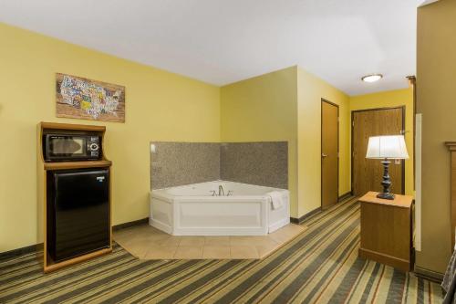 a large bathroom with a tub in a room at Econo Lodge Inn & Suites Yankton in Yankton
