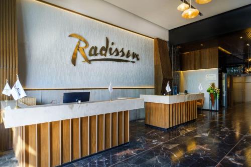 a restaurant with a reception desk in a lobby at Radisson Puebla Angelopolis in Puebla