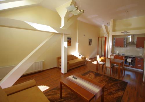 uma sala de estar com um sofá e uma mesa em Apartamenty Pomerius em Kwidzyn