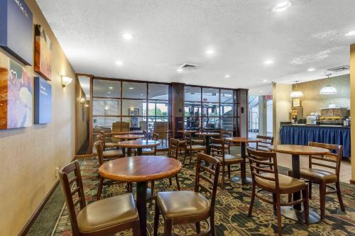 a restaurant with tables and chairs in a room at Comfort Inn Cleveland Airport in Middleburg Heights