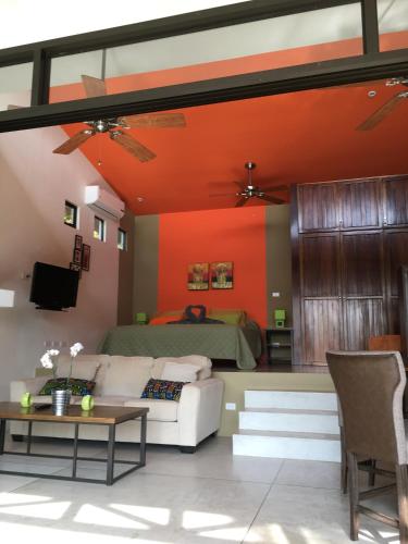 a living room with a couch and a bed at Casa Libertinn in Manuel Antonio