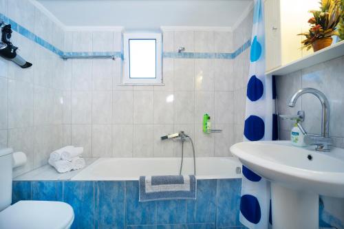 Skamagkas M. Apartments tesisinde bir banyo