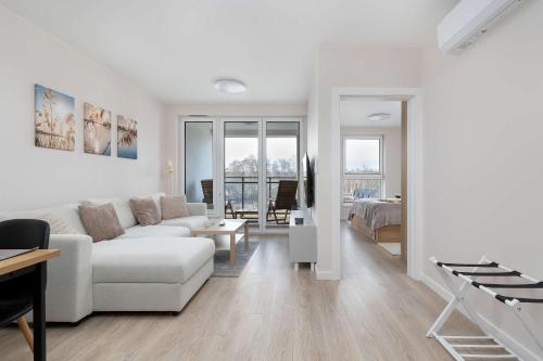 Enklawa - Apartament z Balkonem i Parkingiem Blisko Plaży i Jeziora by Noclegi Renters