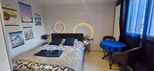 a bedroom with a bed and a blue table at Escale Alpine Appartement moderne avec parking proche Annecy et ski in Ugine