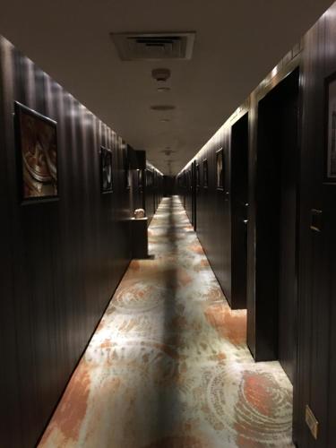 a long hallway with a long hallwayngth at Radisson Blu Hotel MBD Ludhiana in Ludhiana