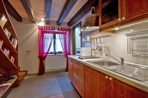 una cucina con lavandino e finestra di Mulino Baiar a Stregna