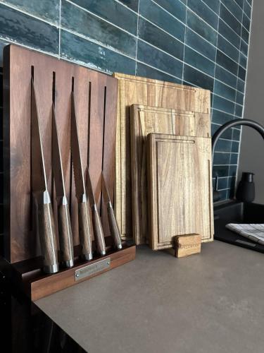 a counter with a bunch of knives on a table at Alte Feuerwache "nur wenige Minuten von Freiburg" in Hugstetten