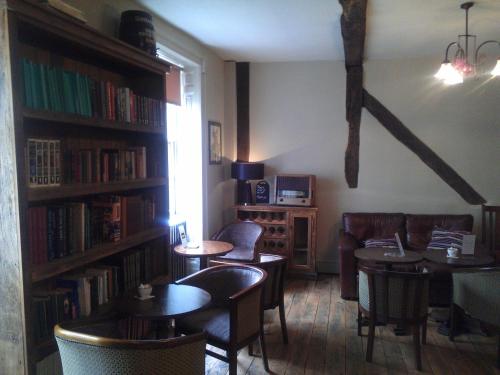 The library in the hotel 