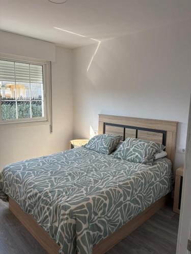 a bedroom with a bed and a window at La calma de Aisheric in Nigrán