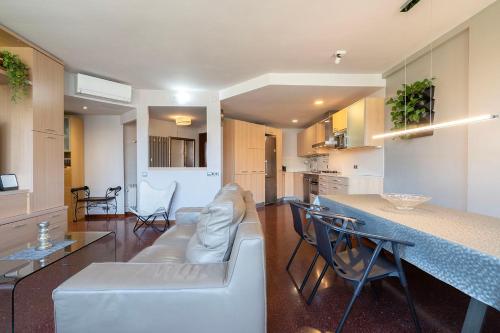 Aparteasy - Bright, large and central apartment in BCN