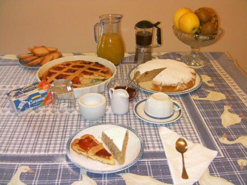 una mesa con un paño de mesa azul con comida. en B&B da mamma Lo, en Tolmezzo