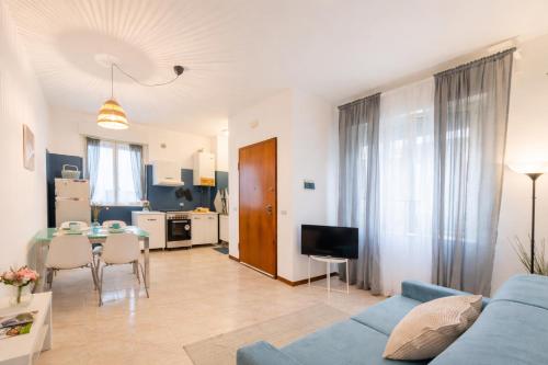 a living room with a blue couch and a table at Verdi Bilo Roseto Vacanza in Roseto degli Abruzzi