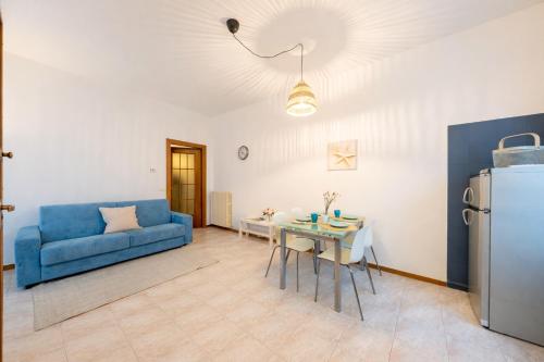 a living room with a blue couch and a table at Verdi Bilo Roseto Vacanza in Roseto degli Abruzzi