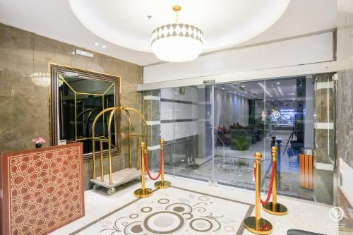 a room with a large mirror and a display case at فندق امضاء النزيل المدينة المنورة in Medina