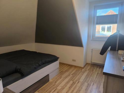 a small bedroom with a bed and a window at Ruhige Ferienwohnung NB in Neubrandenburg