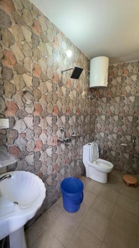 a bathroom with a sink and a toilet at Dostel in Bhowāli