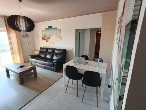 Max Crib Sea front Apart with AC and garage