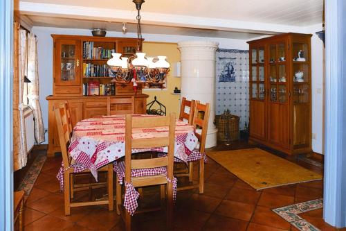 a dining room with a table and chairs in a room at Ferienwohnung in Oevenum auf Foehr in Oevenum