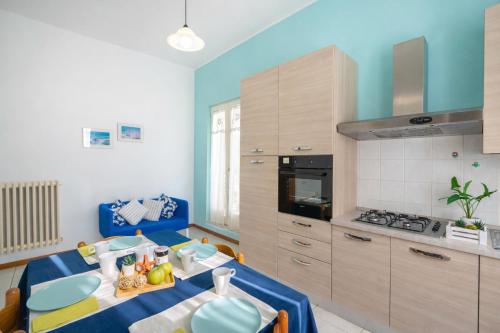 a kitchen with a table with a blue table cloth at Terrazza Verdi-Roseto Vacanza in Roseto degli Abruzzi