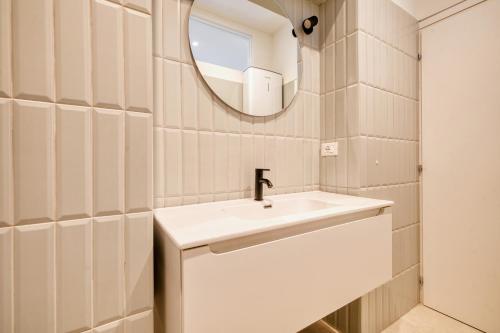 Just Urban Stays - Modern and Strategic 1-BR Flat B - Central Station