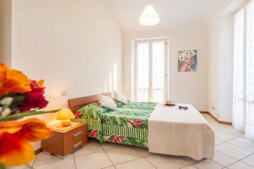 a bedroom with a bed and a table and a window at Piazza Verdi-Roseto Vacanza in Roseto degli Abruzzi